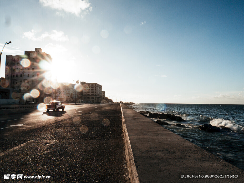 海边公路上的阳光骑行