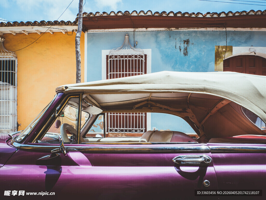 复古紫色轿车停于多彩建筑前