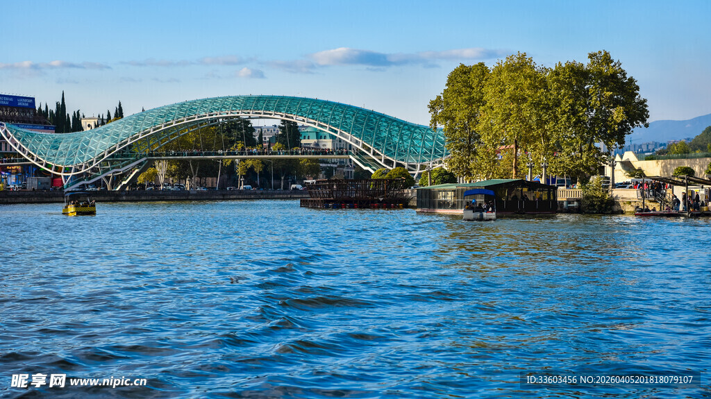 河畔桥梁与水景风光