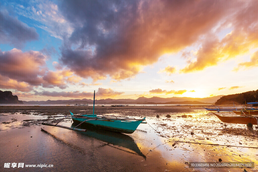 夕阳下浅滩上的孤独小船