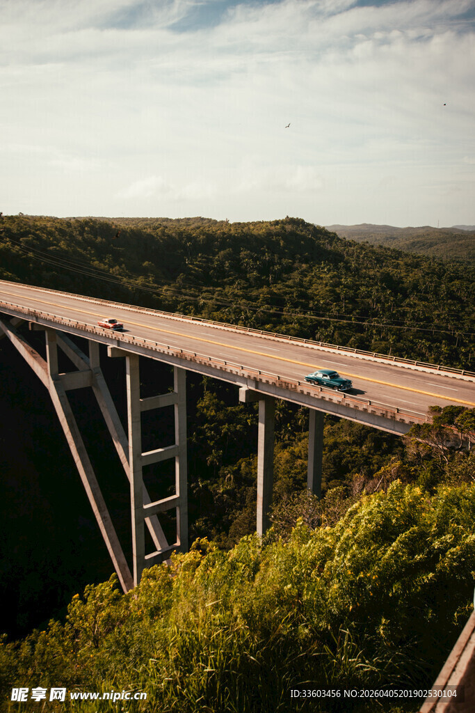 高架桥上行驶的绿色汽车