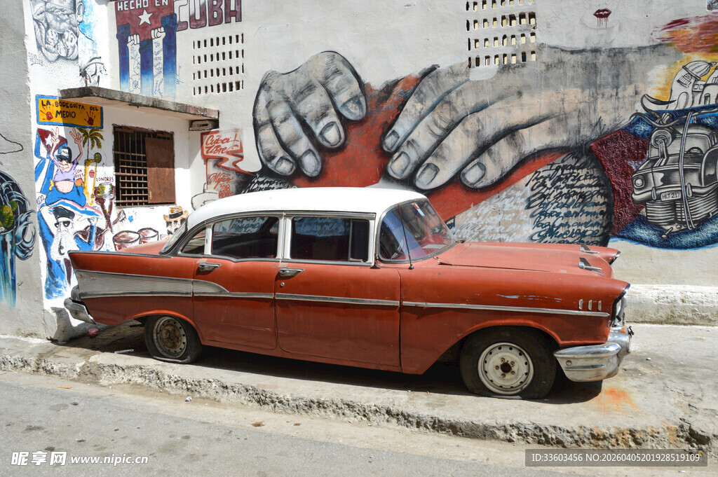 复古汽车停靠在涂鸦墙旁