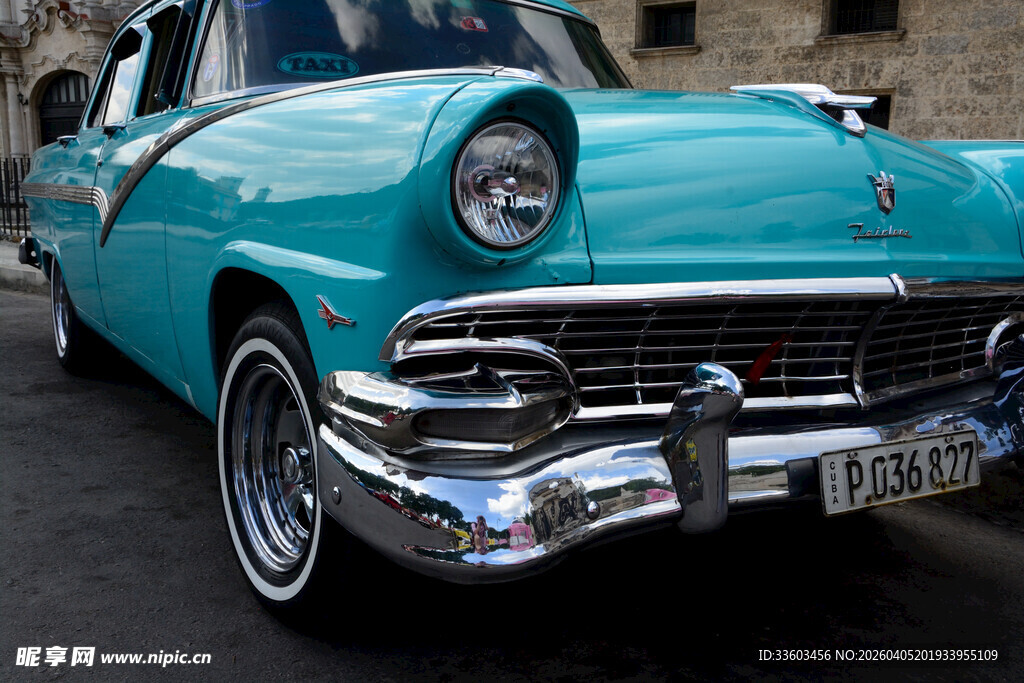 复古蓝色经典轿车