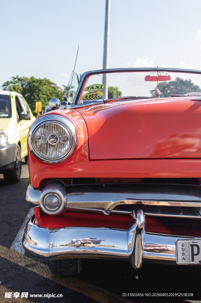 复古红色敞篷老爷车