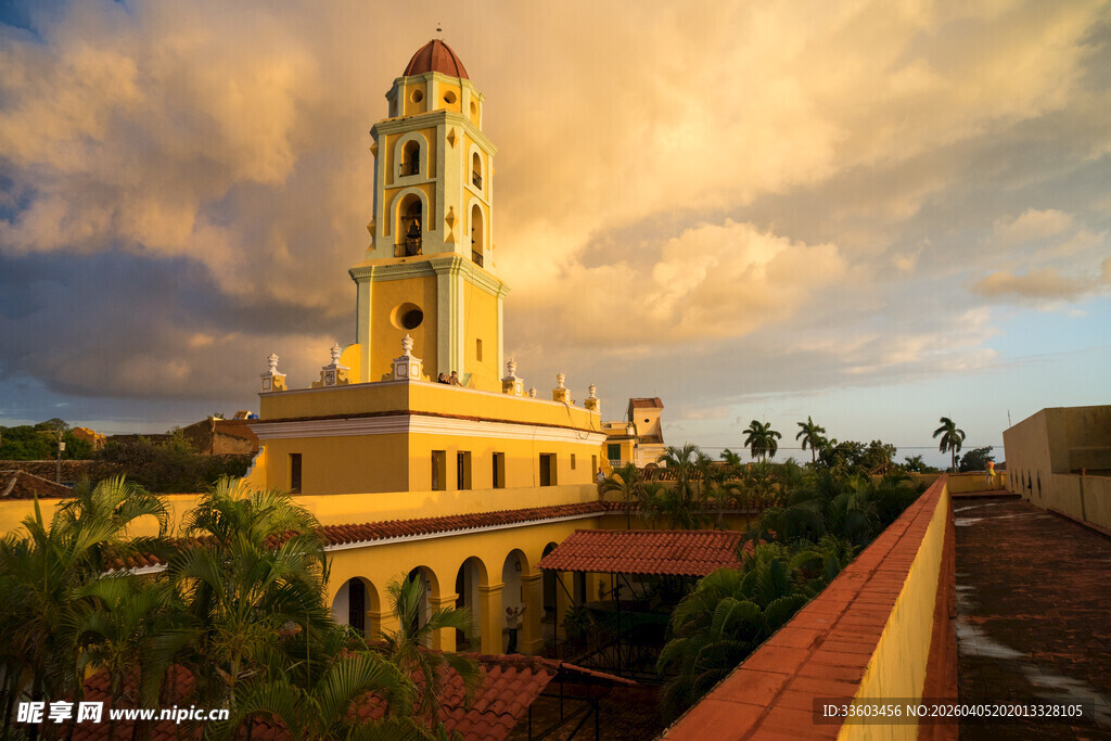 黄昏下的古老钟楼建筑