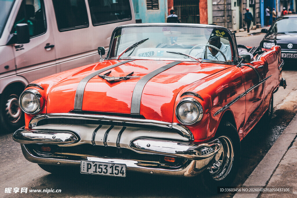 复古敞篷车停在街头