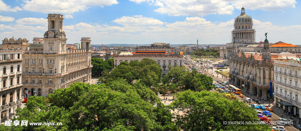 城市广场绿树环绕建筑群