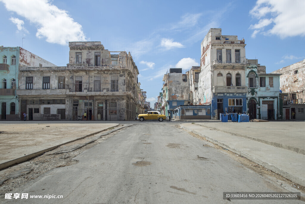 哈瓦那街头的复古建筑景观
