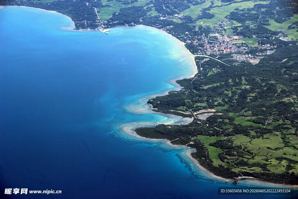 俯瞰美丽海岸线与绿地