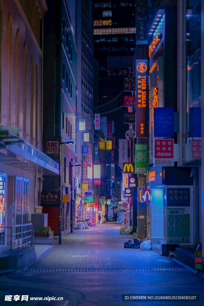 霓虹闪烁的静谧都市小巷