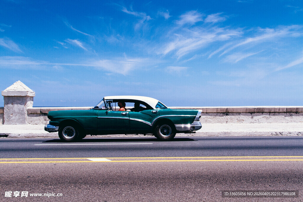 复古敞篷车驰骋于晴空下