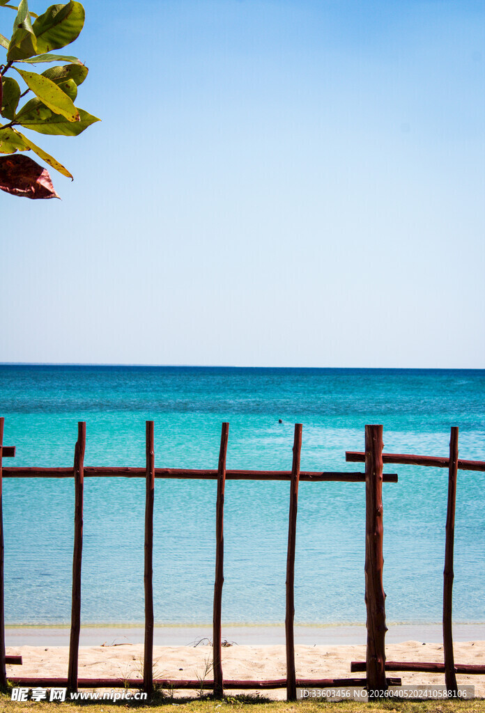 海边木栅栏与蔚蓝大海