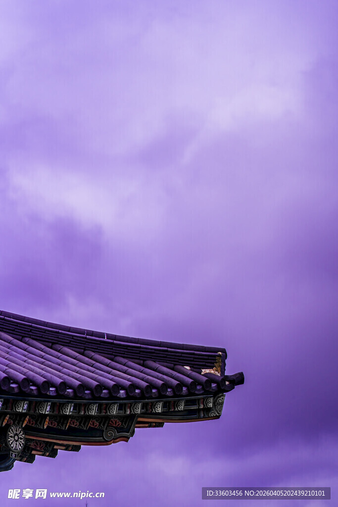 紫幕下的中式屋檐一角