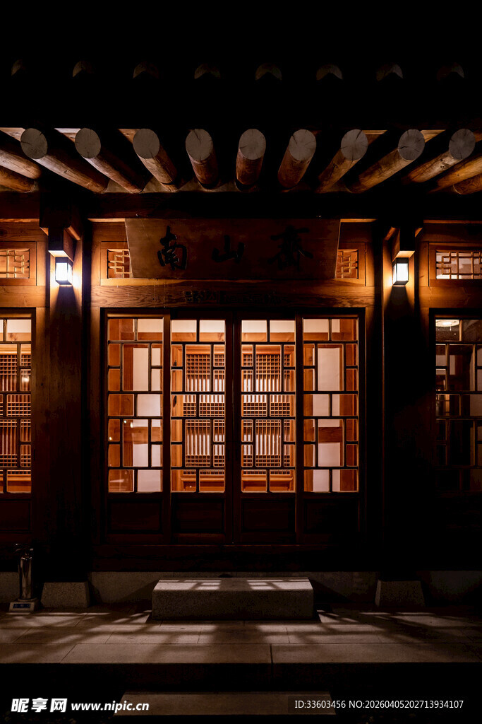 古雅中式建筑室内夜景