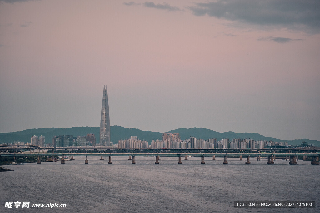 首尔天际线与远处高塔景观