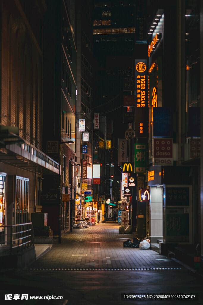 夜晚霓虹闪烁的静谧小巷