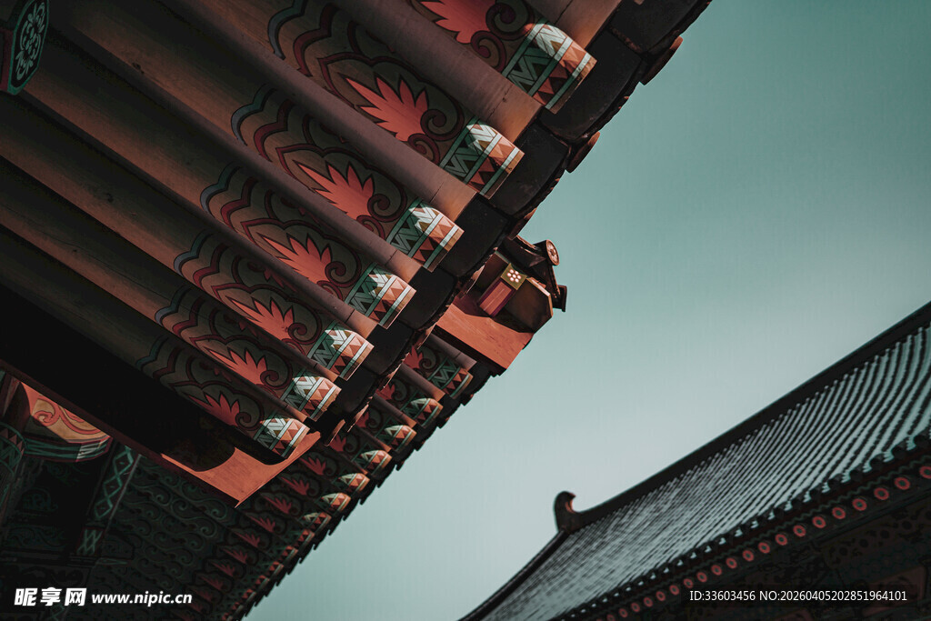 中式古建筑屋檐一角