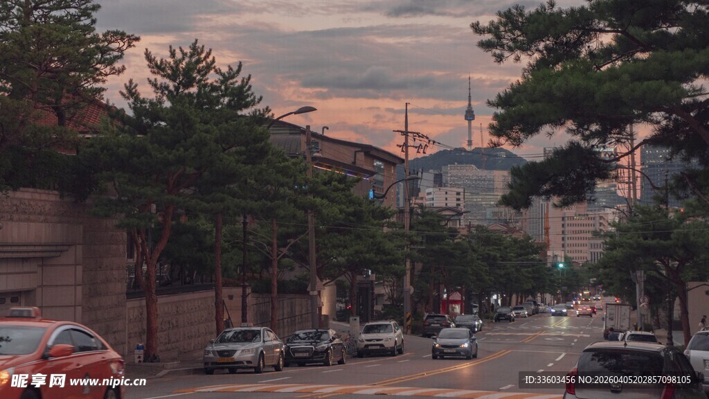 黄昏下的城市街道景象