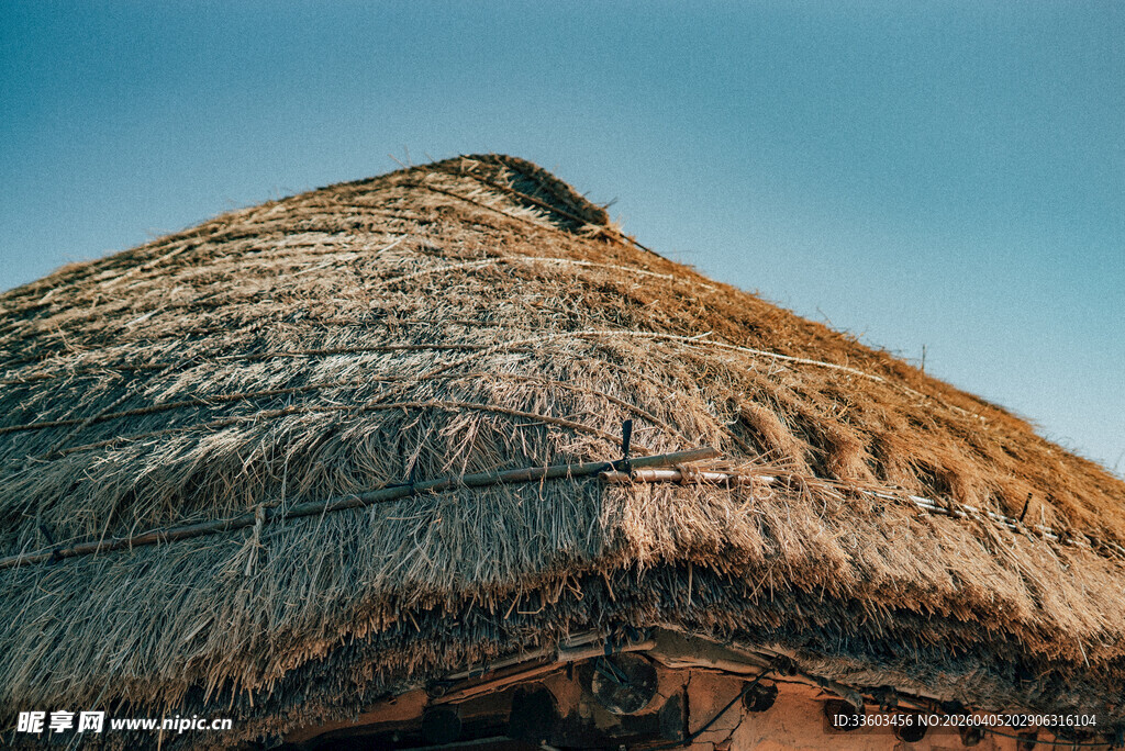 传统茅草屋顶建筑景观