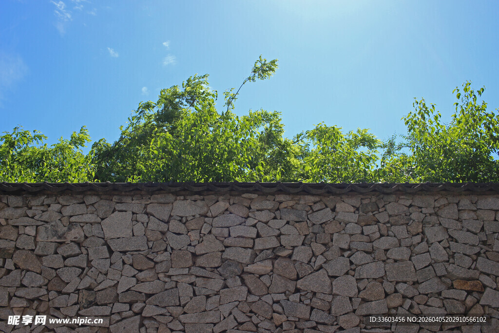 石墙之上绿意盎然