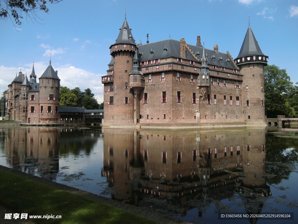 梦幻城堡倒映于宁静湖面