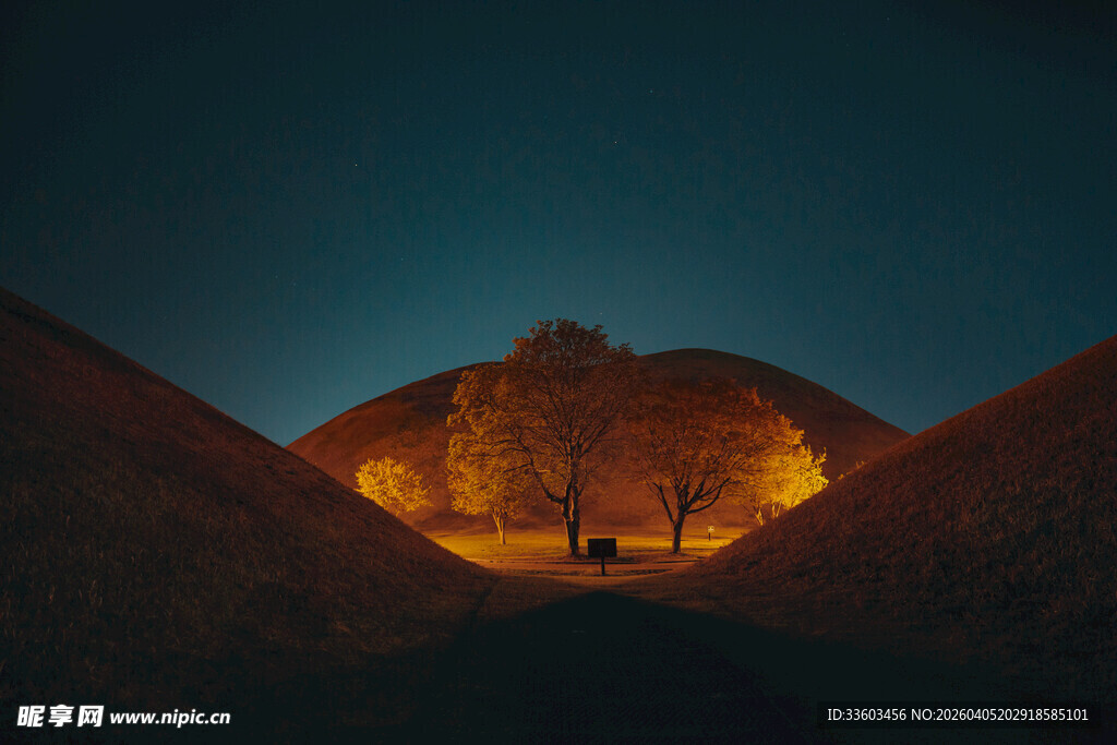 夜幕下山谷中的神秘亮光