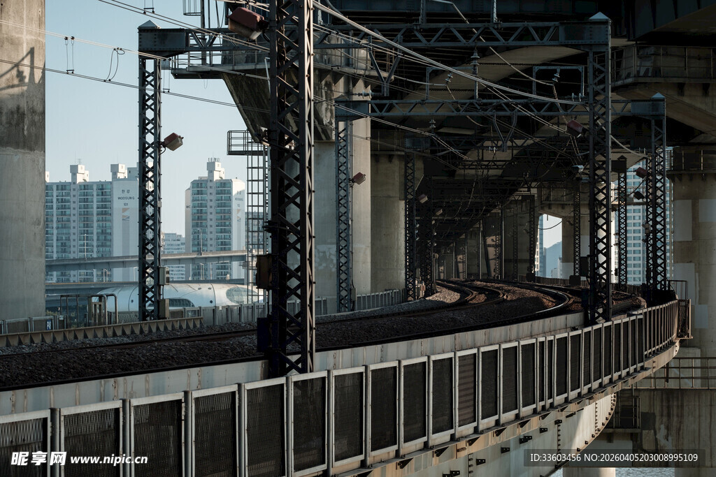 桥上工人进行作业场景