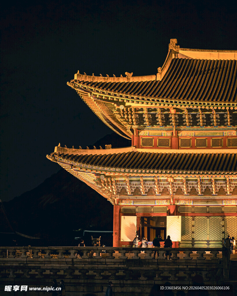 夜幕下的中式古建筑