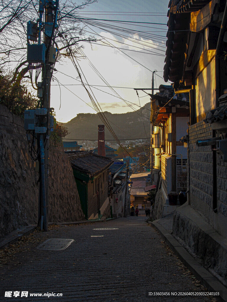 黄昏下宁静的古朴小巷