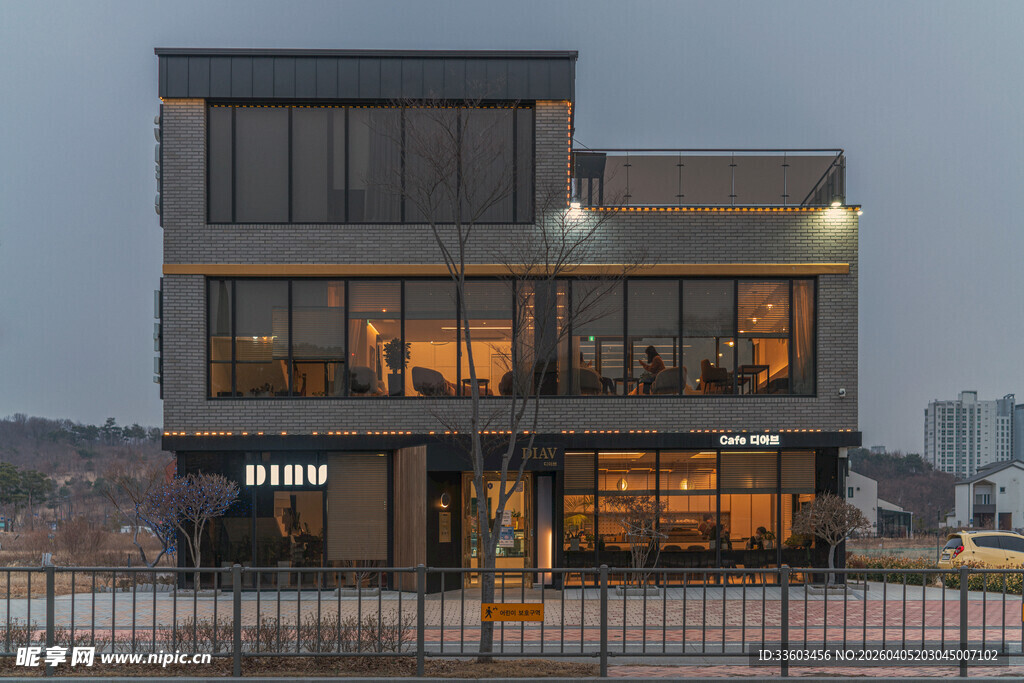 现代风格两层商业建筑外观