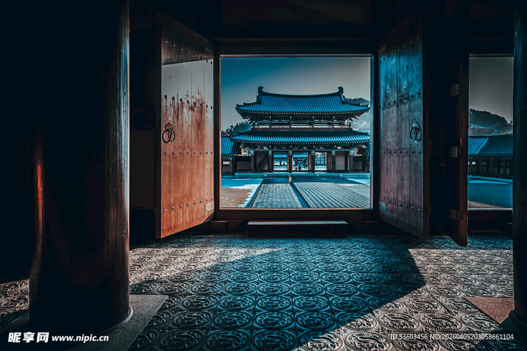 透过古门望中式传统建筑