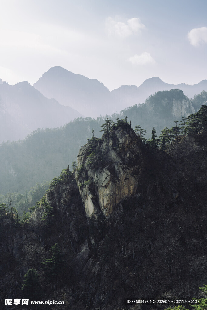 山峦云雾间的自然美景