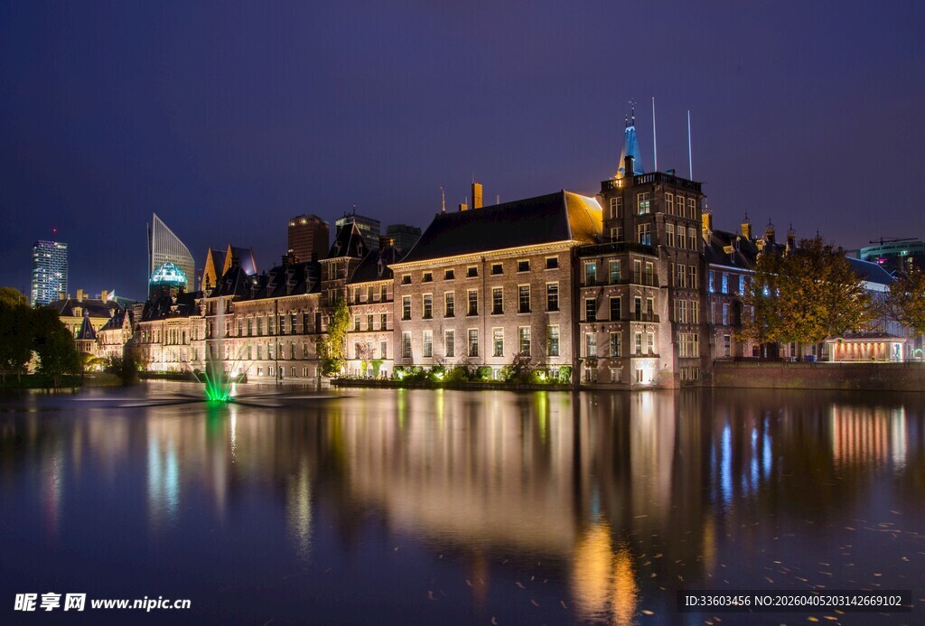 河畔夜景中的古典建筑