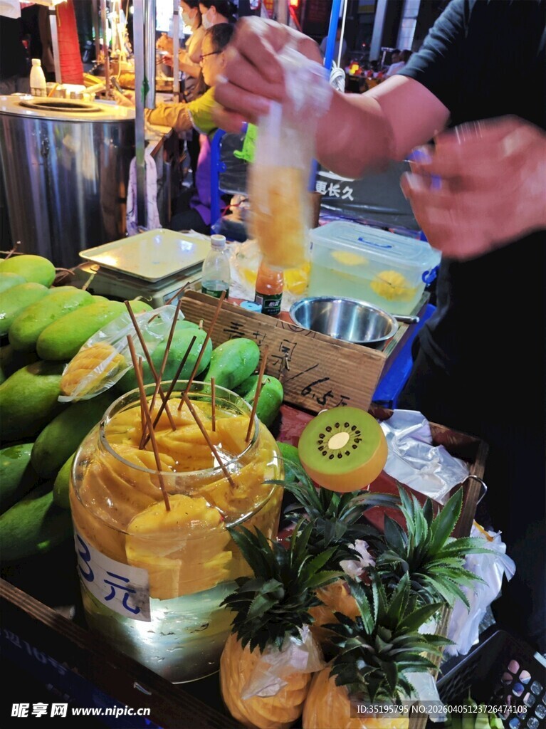 鲜榨果汁摊位多样水果相伴