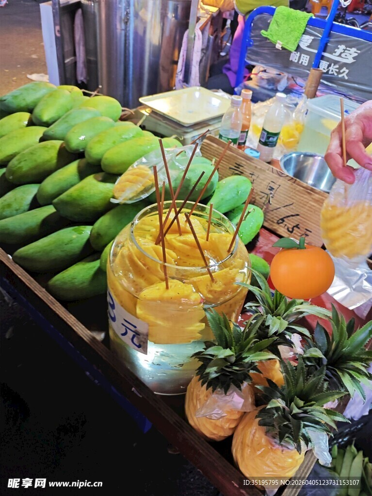 新鲜热带水果与果汁展示