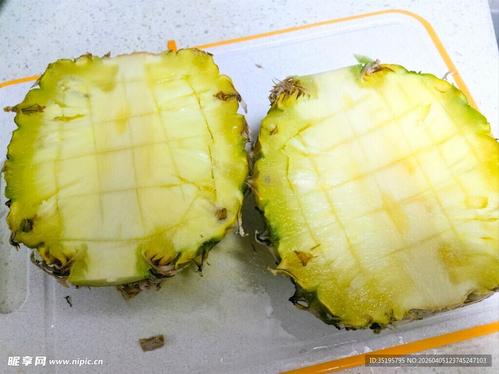 切开的菠萝果肉