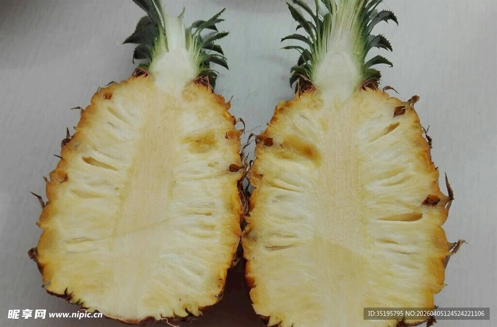 切开的新鲜菠萝果肉
