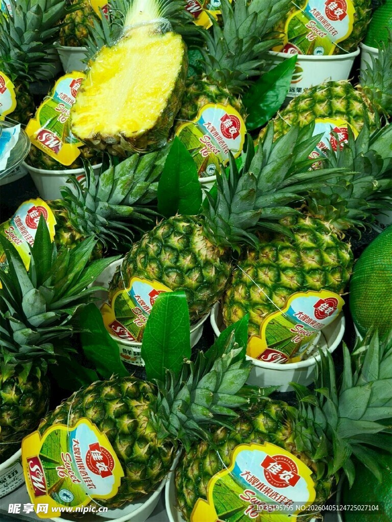 新鲜菠萝堆多彩水果魅力