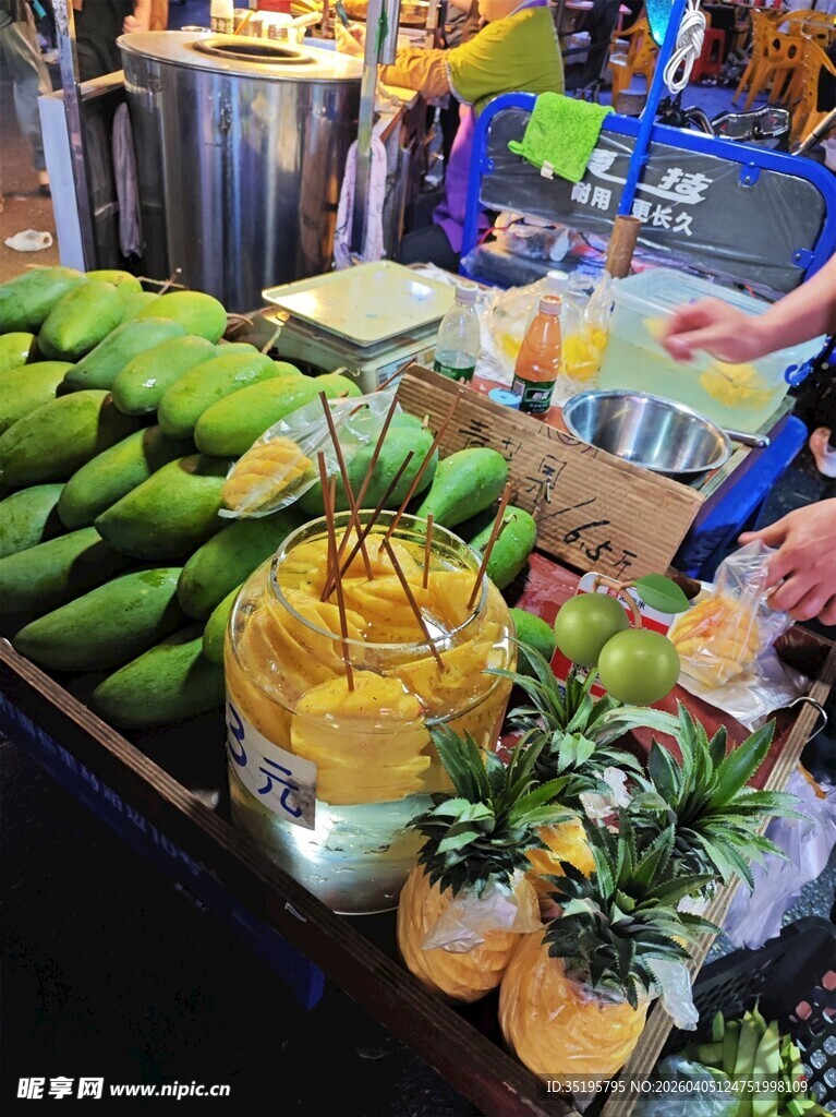 新鲜多样的热带水果摊