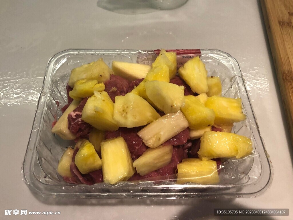 透明盒中的缤纷水果块