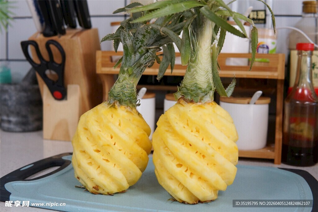 两个削皮菠萝置于案板上