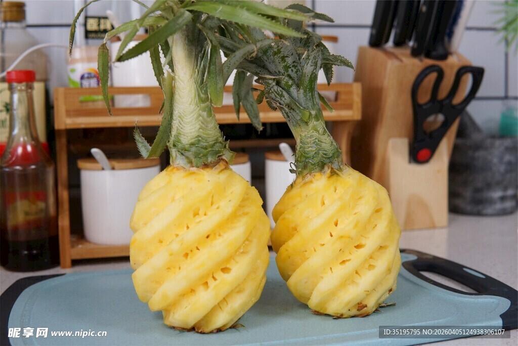 两个新鲜菠萝置于案板上
