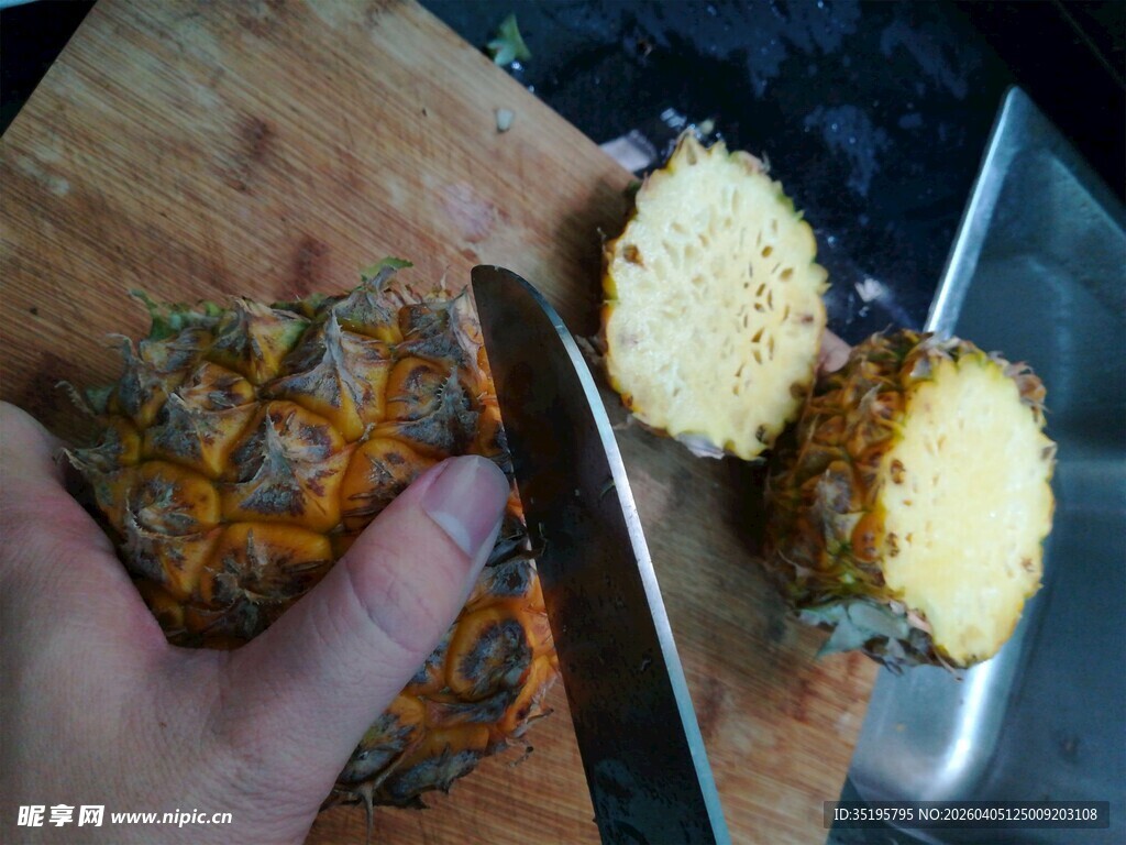 手切菠萝展示新鲜果肉