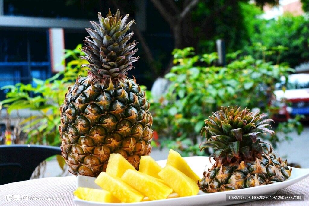 新鲜菠萝及切块摆盘展示