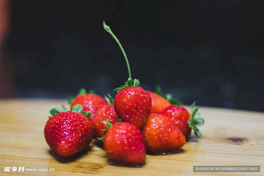 新鲜草莓摆放在木桌上