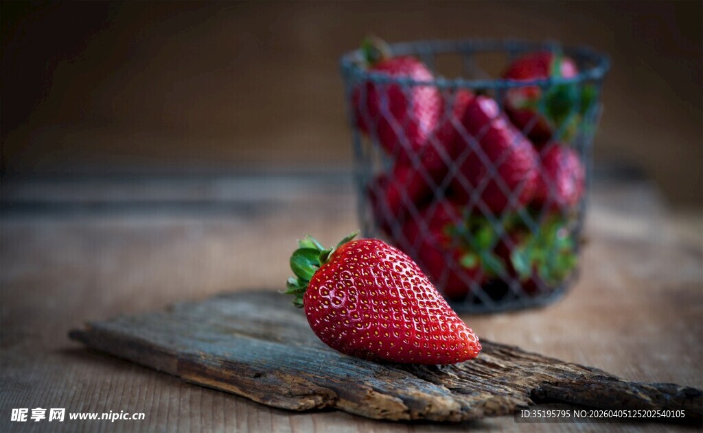 木桌上的新鲜草莓