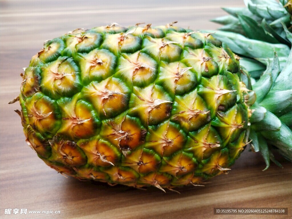 新鲜菠萝摆放在木桌上