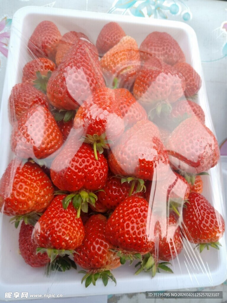 新鲜盒装草莓待品尝