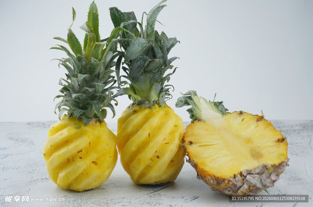 新鲜菠萝颗与切开展示