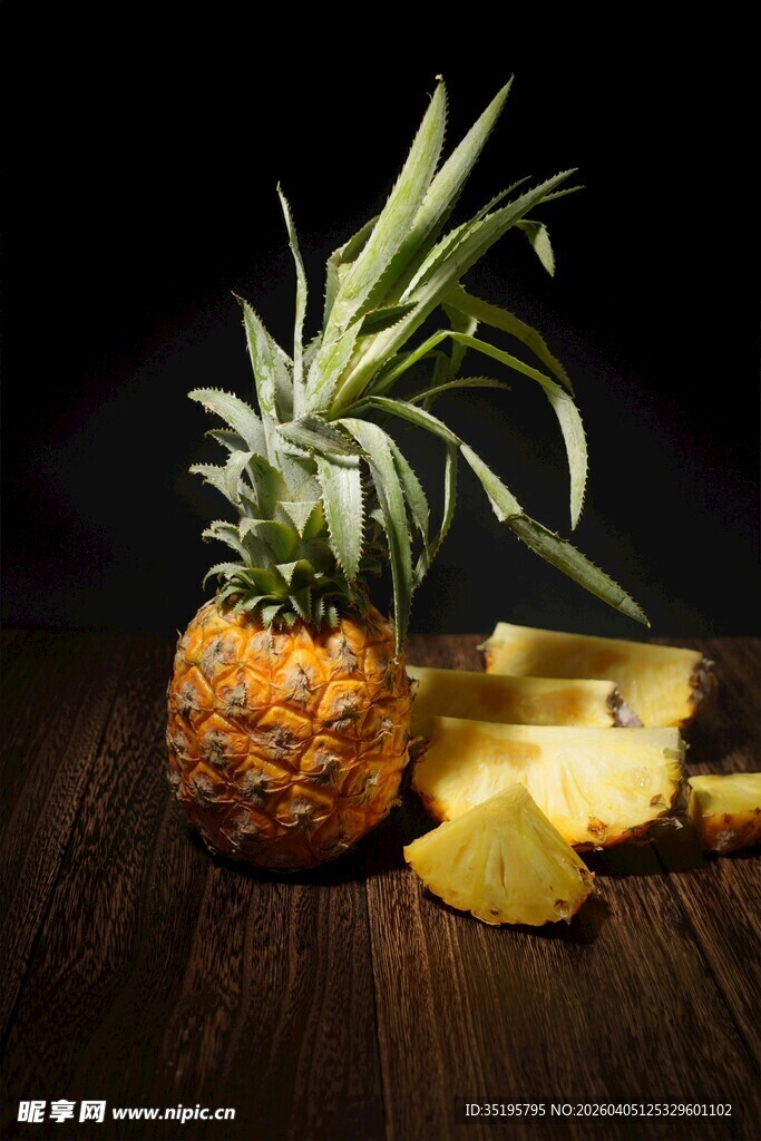 新鲜菠萝及其切片展示